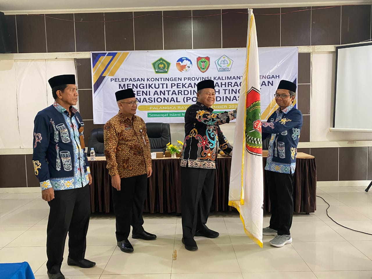 Plh Asisten Pemkesra Maskur Lepas Keberangkatan Kontingen Porsadinas ke Lampung