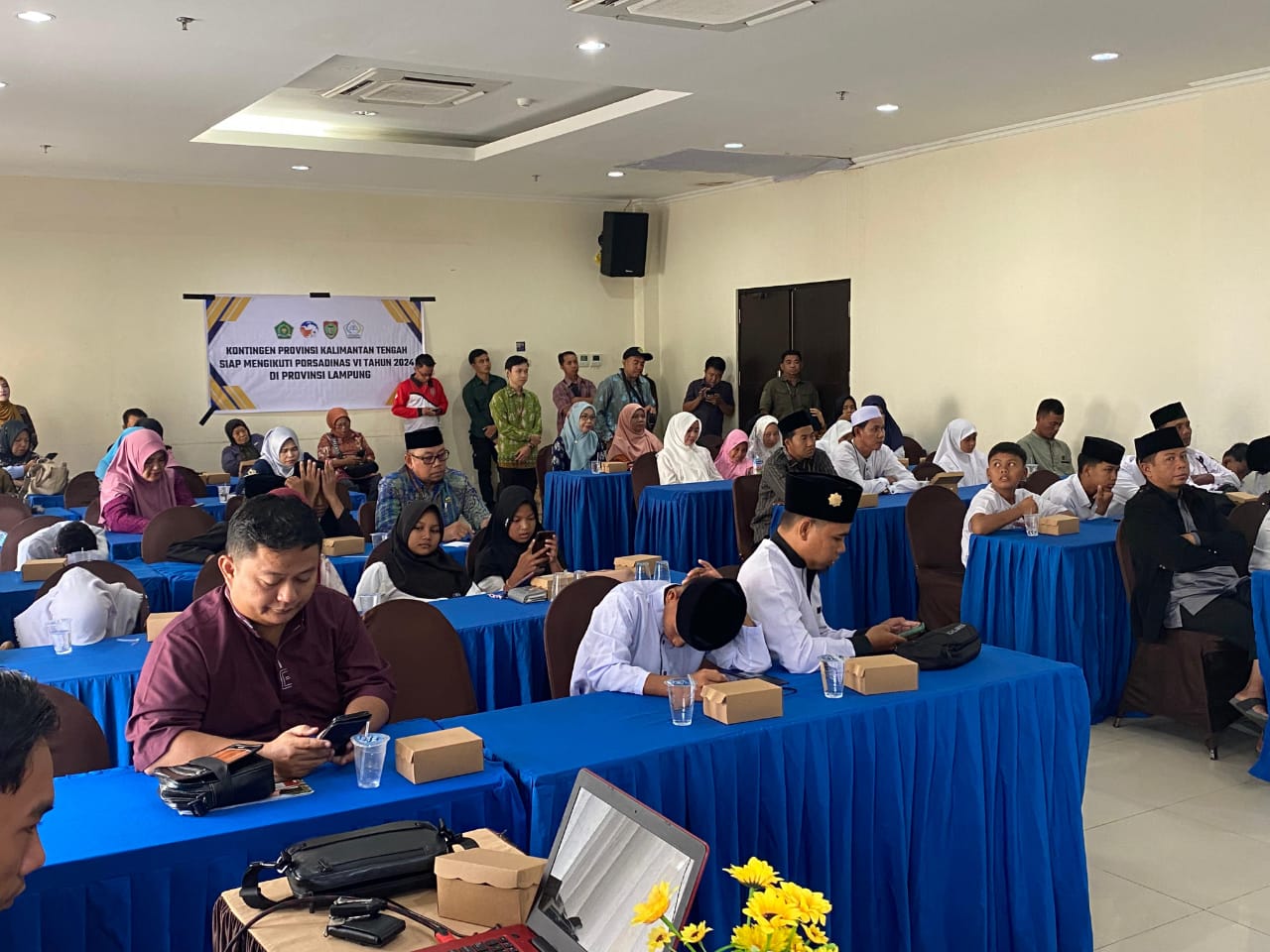 Plh Asisten Pemkesra Maskur Lepas Keberangkatan Kontingen Porsadinas ke Lampung