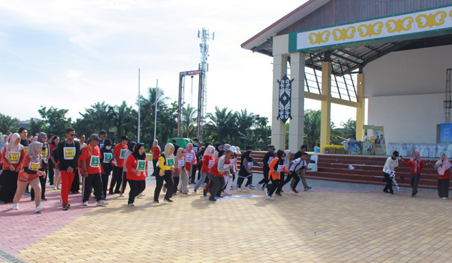 Peringati HKN Ke-61, Dinkes Kobar Laksanakan Gerakan Kebugaran Jasmani ASN