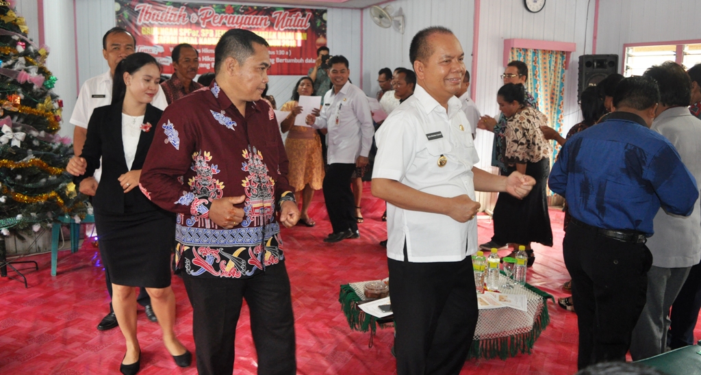 Tari Manasai Warnai Natal di Desa Tambak Bajai