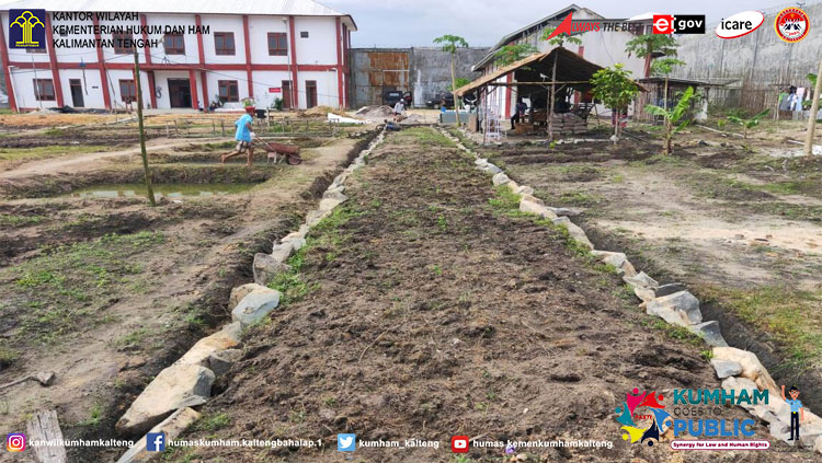 Terus Berbenah, WBP Lapas Sukamara Bergotong-Royong Membuat Jalan