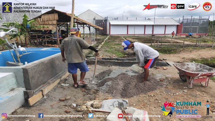 Terus Berbenah, WBP Lapas Sukamara Bergotong-Royong Membuat Jalan