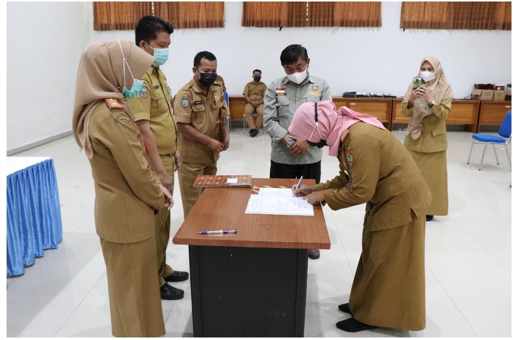 Kepala BKD Prov. Kalteng Serahkan Tanda Kehormatan Satyalancana Karya Satya 