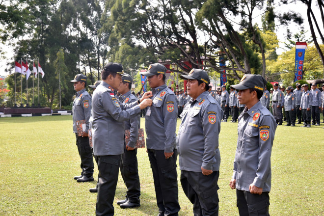 Pj. Bupati Budi Santosa Kukuhkan Anggota Satlinmas se-Kabupaten Kobar