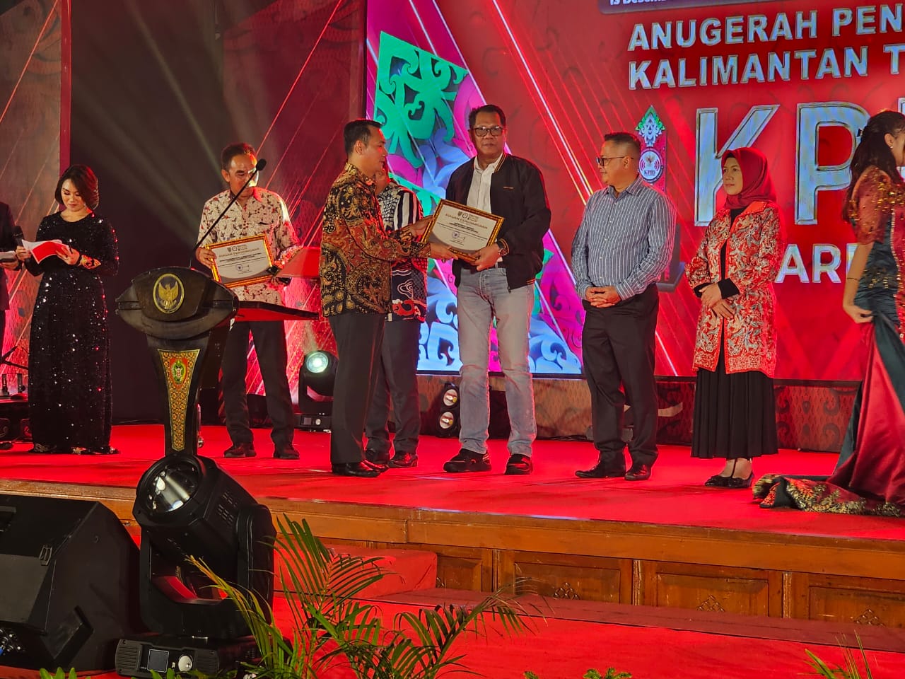 Kepala Dislutkan Prov. Kalteng Terima Anugerah Penyiaran KPI Daerah Kalteng