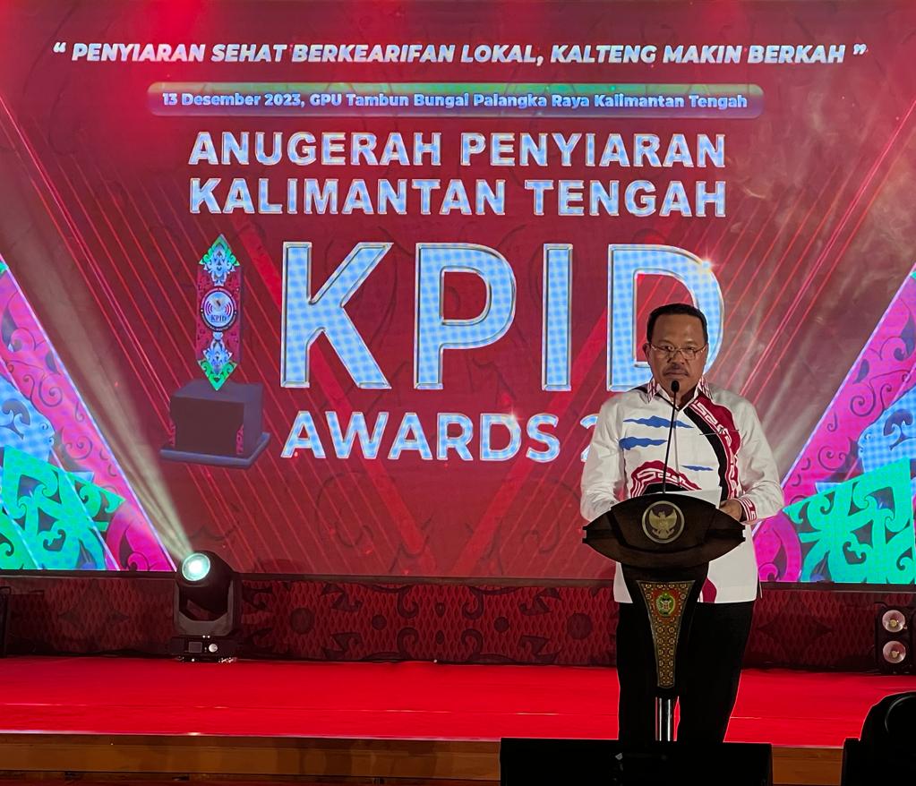 Kepala Dislutkan Prov. Kalteng Terima Anugerah Penyiaran KPI Daerah Kalteng