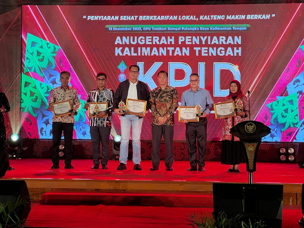 Kepala Dislutkan Prov. Kalteng Terima Anugerah Penyiaran KPI Daerah Kalteng