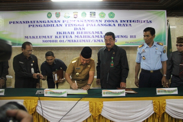 Bersama Gubernur Dan Forkopimda, Kakanwil Kemenkumham Kalteng Jadi Saksi Pencanangan Zona Integritas Pengadilan Tinggi Kalimantan Tengah