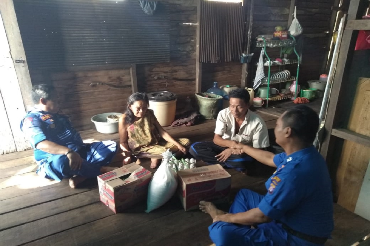 Satpolair Pulang Pisau Kembali Beri Bantuan Untuk Warga Pesisir Sungai