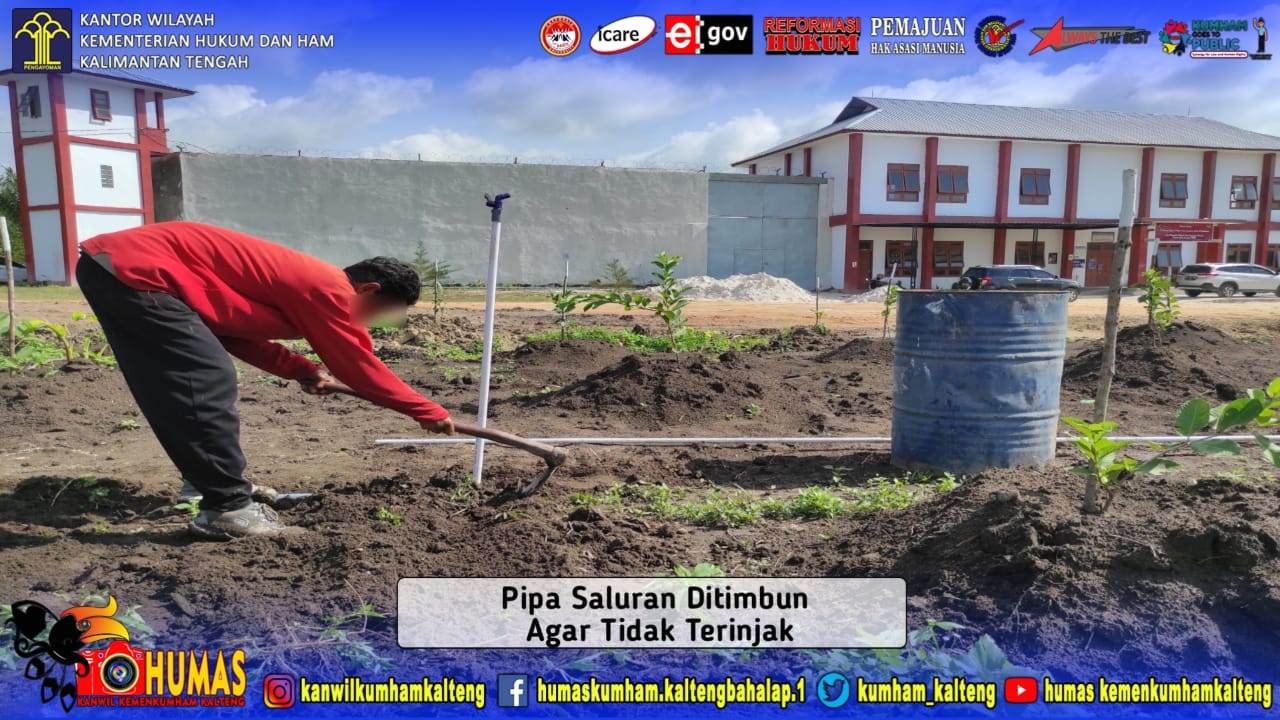 Permudah Akses Air, WBP Lapas Sukamara Buat Saluran Pada Lahan Agrowisata