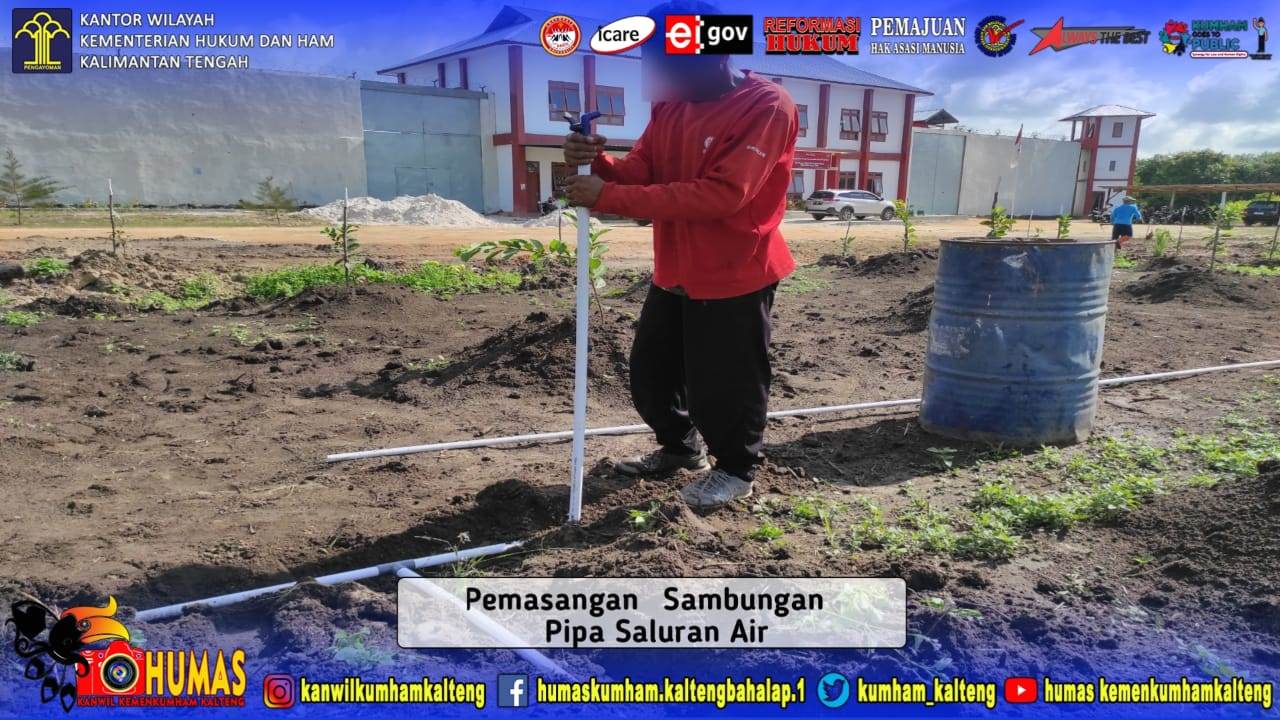 Permudah Akses Air, WBP Lapas Sukamara Buat Saluran Pada Lahan Agrowisata