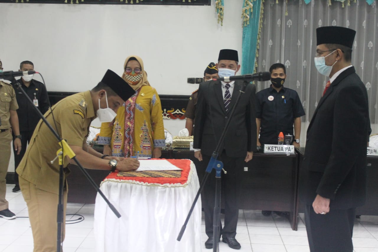 Sekda Kalteng Jadi Saksi Pelantikan dan Pengambilan Sumpah Jabatan Penjabat Sekda Kabupaten Kotawaringin Timur 