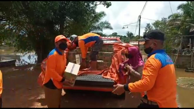 Respon Cepat Banjir di Pangkut, BPBD Kobar Antar 50 Paket Bantuan Sembako