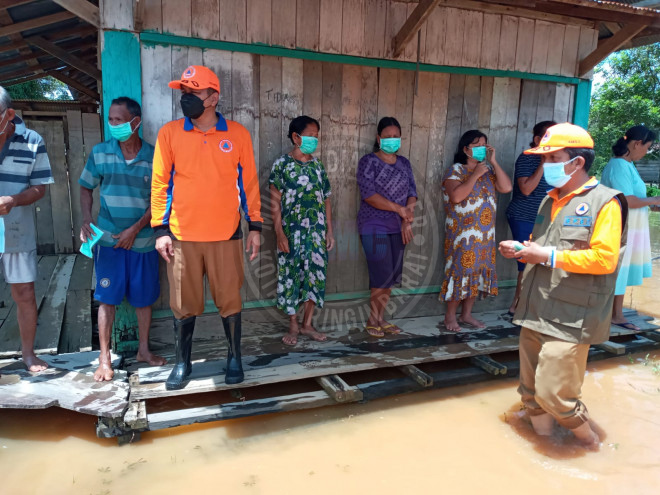 Respon Cepat Banjir di Pangkut, BPBD Kobar Antar 50 Paket Bantuan Sembako