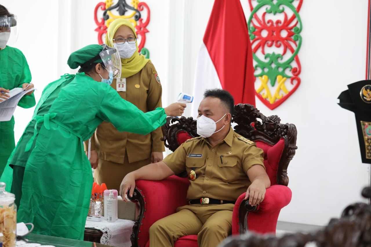 Gubernur, Ketua TP-PKK dan Kepala Perangkat Daerah Kalteng Melakukan Suntik Vaksin Covid-19