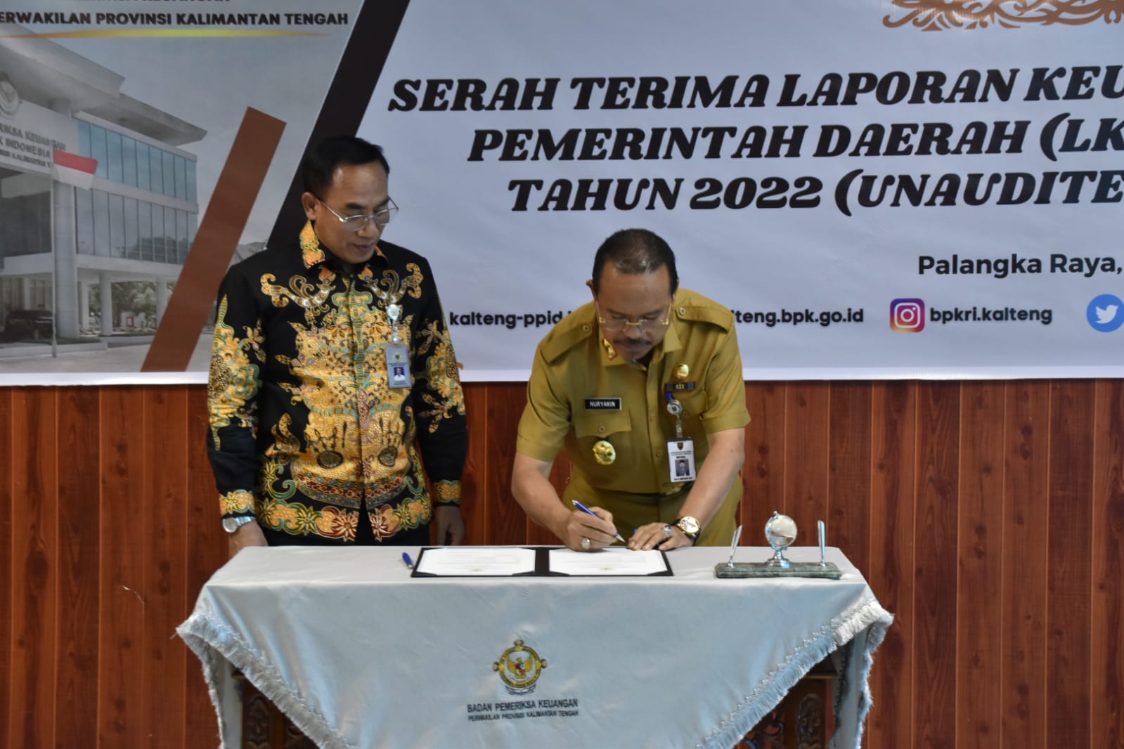 Sekda Nuryakin Serahkan Laporan Keuangan Unaudited Pemprov Kalteng TA 2022 Kepada BPK RI 