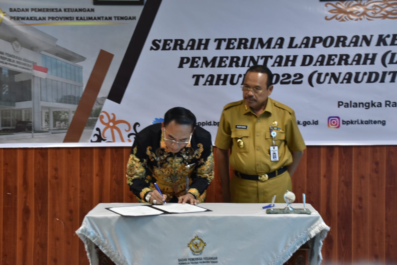 Sekda Nuryakin Serahkan Laporan Keuangan Unaudited Pemprov Kalteng TA 2022 Kepada BPK RI 