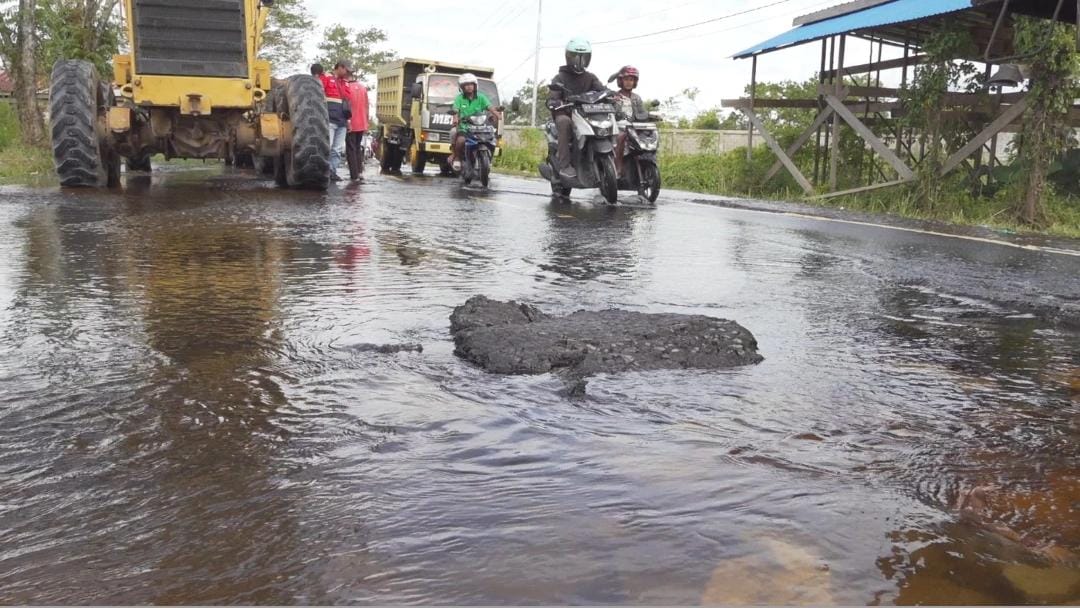 Pastikan Kelancaran Mudik, Gubernur Agustiar Sabran Tinjau Jalan Rusak di Lingkar Luar Palangka Raya