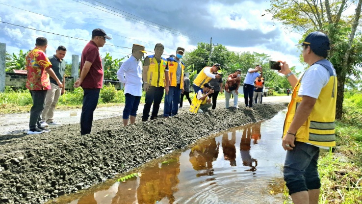 Kepala BAPPERIDA Prov. Kalteng Dampingi Gubernur Kalteng Tinjau Perbaikan Jalan Jelang Arus Mudik