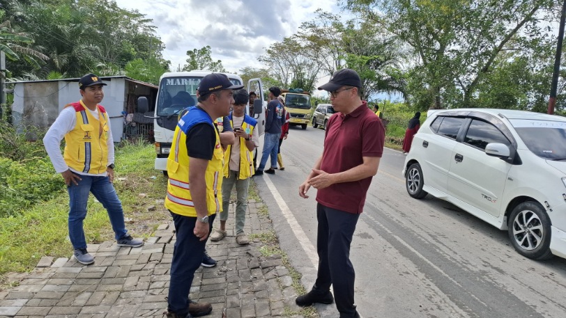Kepala BAPPERIDA Prov. Kalteng Dampingi Gubernur Kalteng Tinjau Perbaikan Jalan Jelang Arus Mudik
