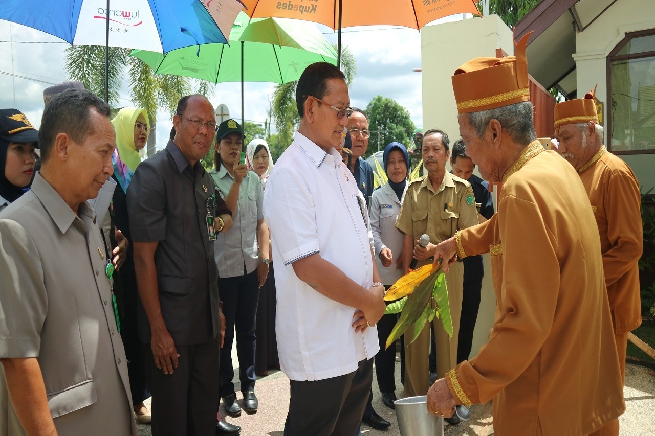Penyambutan Ketua Pengadilan Tinggi Ke Kabupaten Pulang Pisau Diiringi Ritual Adat Istiadat