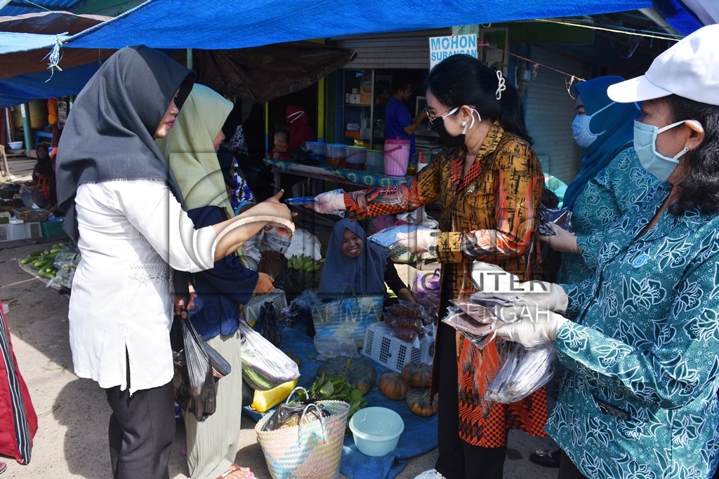 Bantu Masyarakat Ditengah Pandemi, Ketua TP PKK Kapuas Bagi Masker Gratis