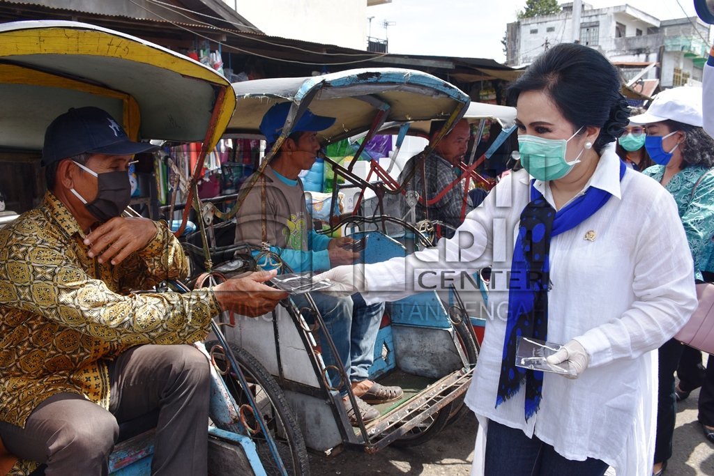 Tangkal Virus Corona, Anggota DPR RI Ary Egahni Bagi Masker Gratis