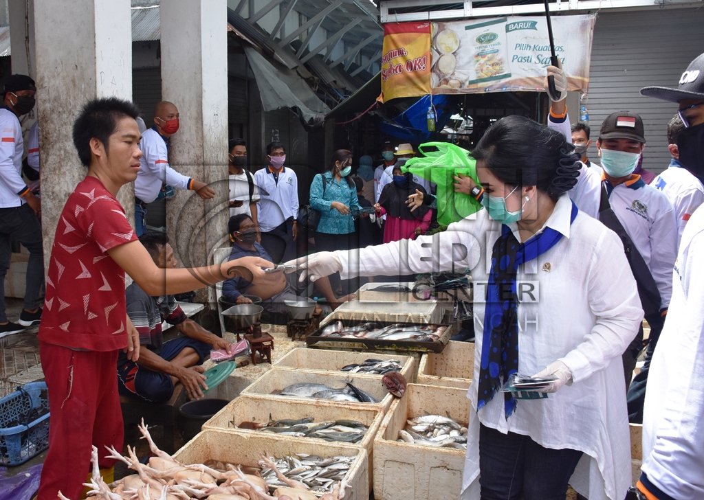 Tangkal Virus Corona, Anggota DPR RI Ary Egahni Bagi Masker Gratis