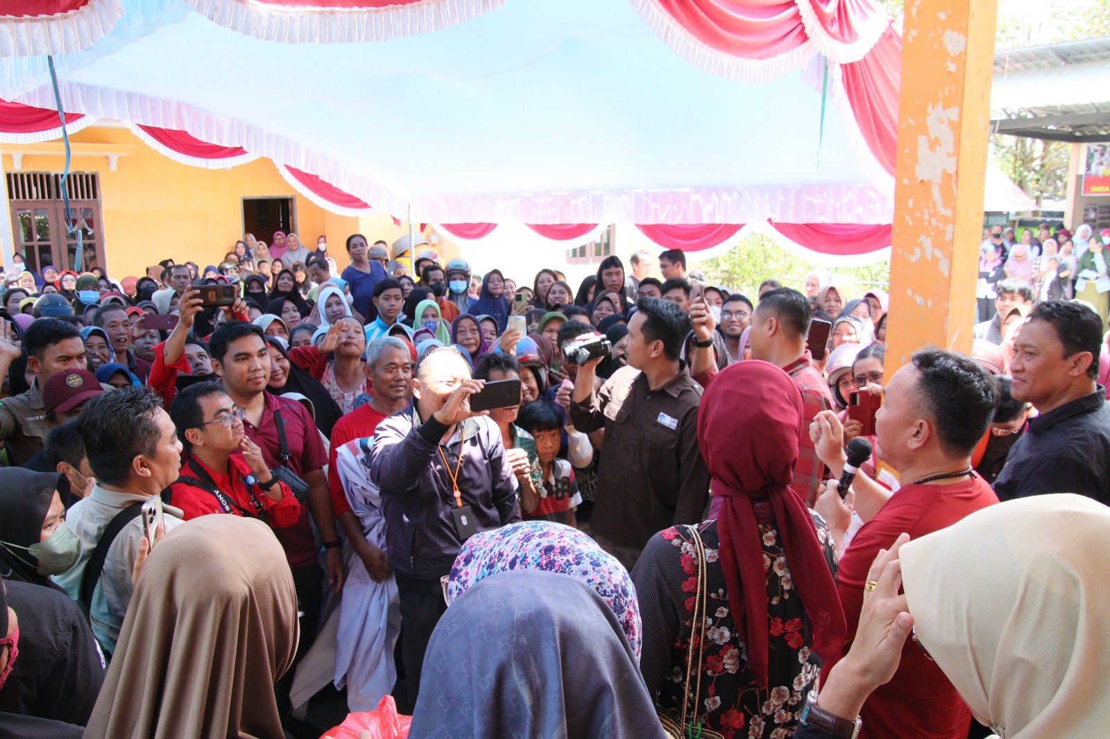 Subsidi Dari Anggota DPR RI Agustiar Sabran dan Wagub Edy Pratowo, Pasar Penyeimbang di Kelurahan Ketapang Kotim, Gratis !!