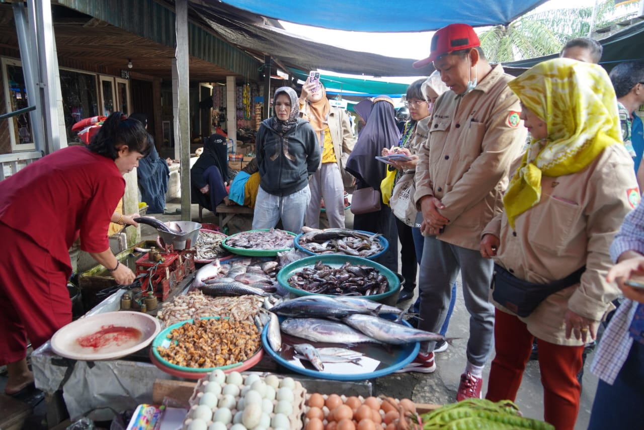 TPID dan Satgas Pangan Prov. Kalteng Laksanakan Sidak Pasar Lanjutan di Pasar Keramat Sampit