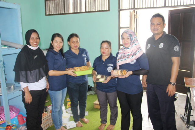 WBP Perempuan Lapas Sampit Manfaatkan Bantuan Pembinaan Dinas Sosial Kotim Dalam Membuat Kue Kering Dan Basah 