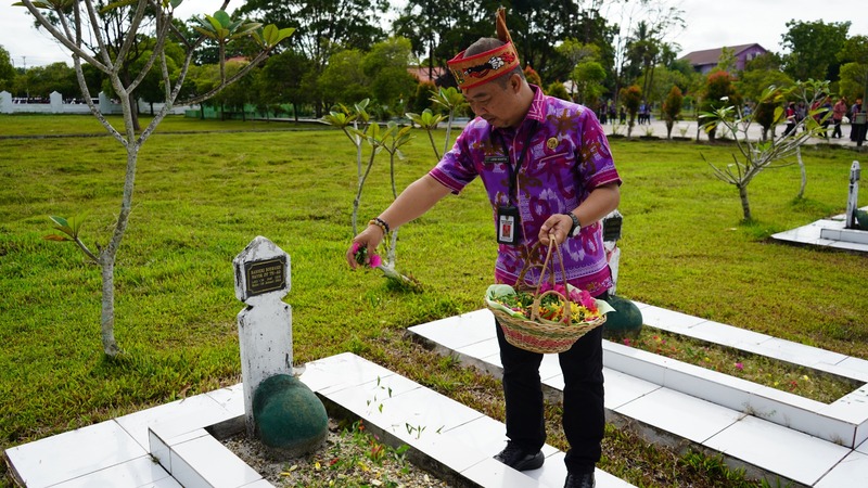 Kadis LH Dampingi Gubernur Kalteng Tabur Bunga, Refleksi 68 Tahun dan Komitmen Lingkungan