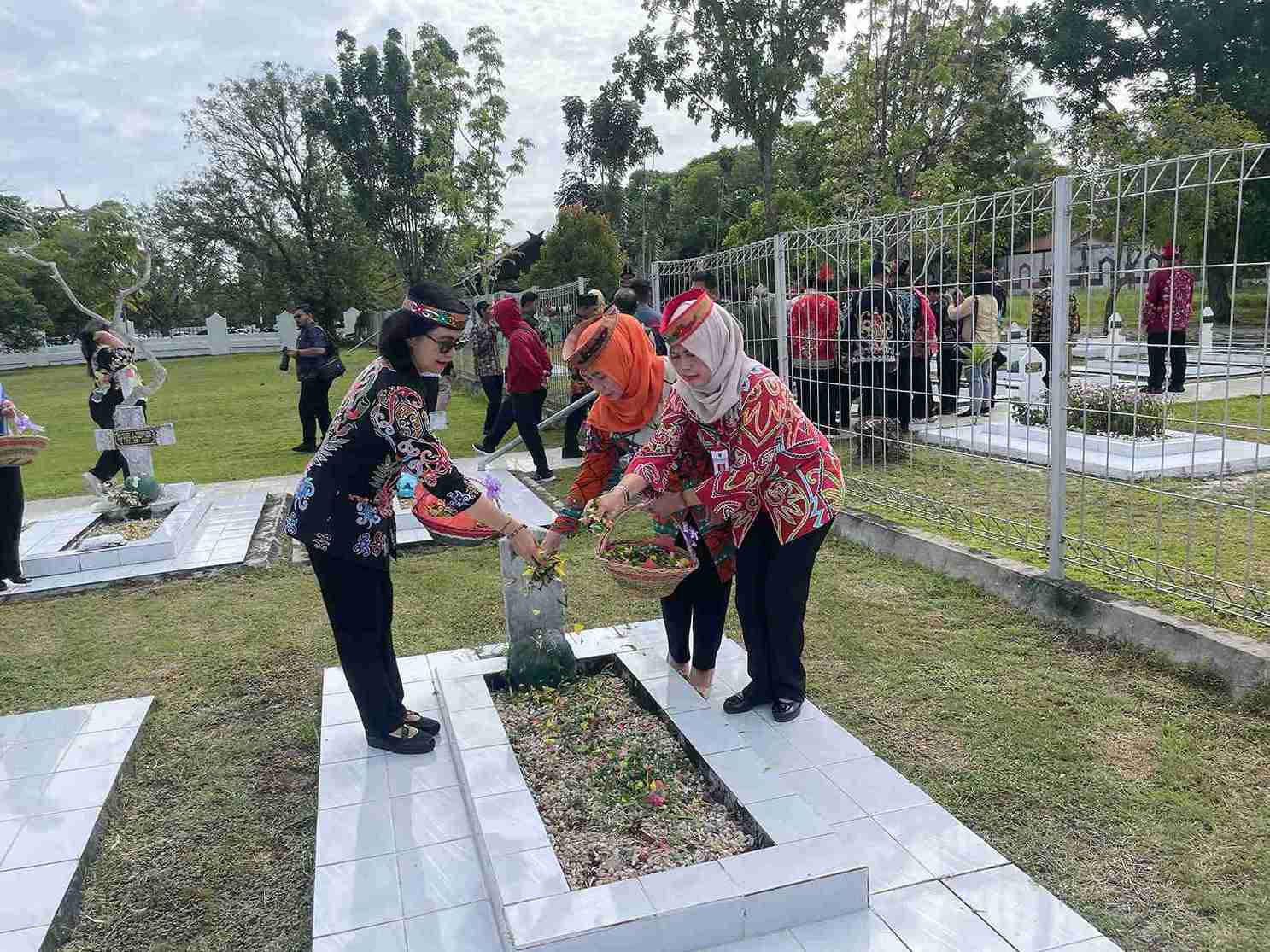 Kepala BKD Hadiri Upacara Ziarah dan Tabur Bunga dalam Rangka Hari Jadi ke-68 Prov. Kalteng