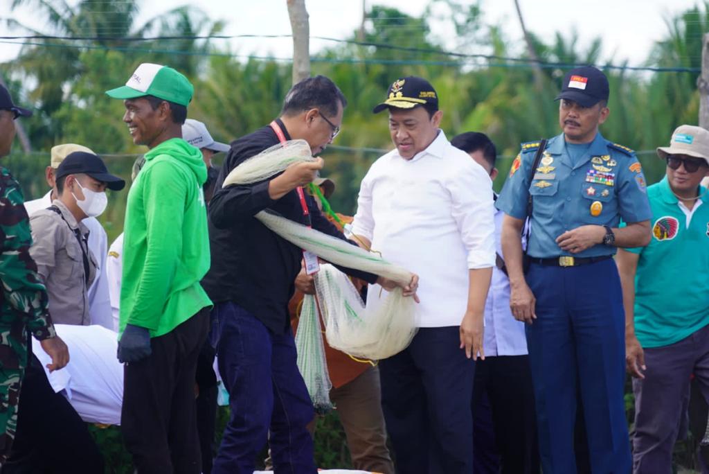 Kadislutkan Prov. Kalteng Dampingi Wagub Kunjungi Tambak Udang Vaname di Sukamara