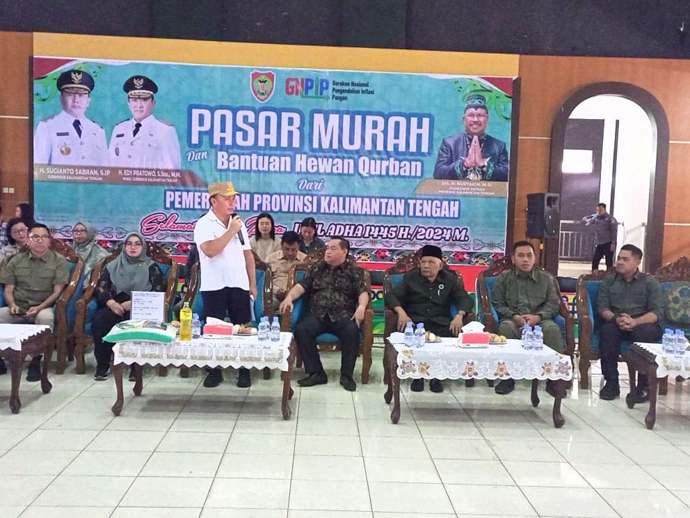Plt. Kadisdik Kalteng Dampingi Gubernur Kalteng Buka Pasar Murah dan Salurkan Hewan Kurban di Kotawaringin Timur