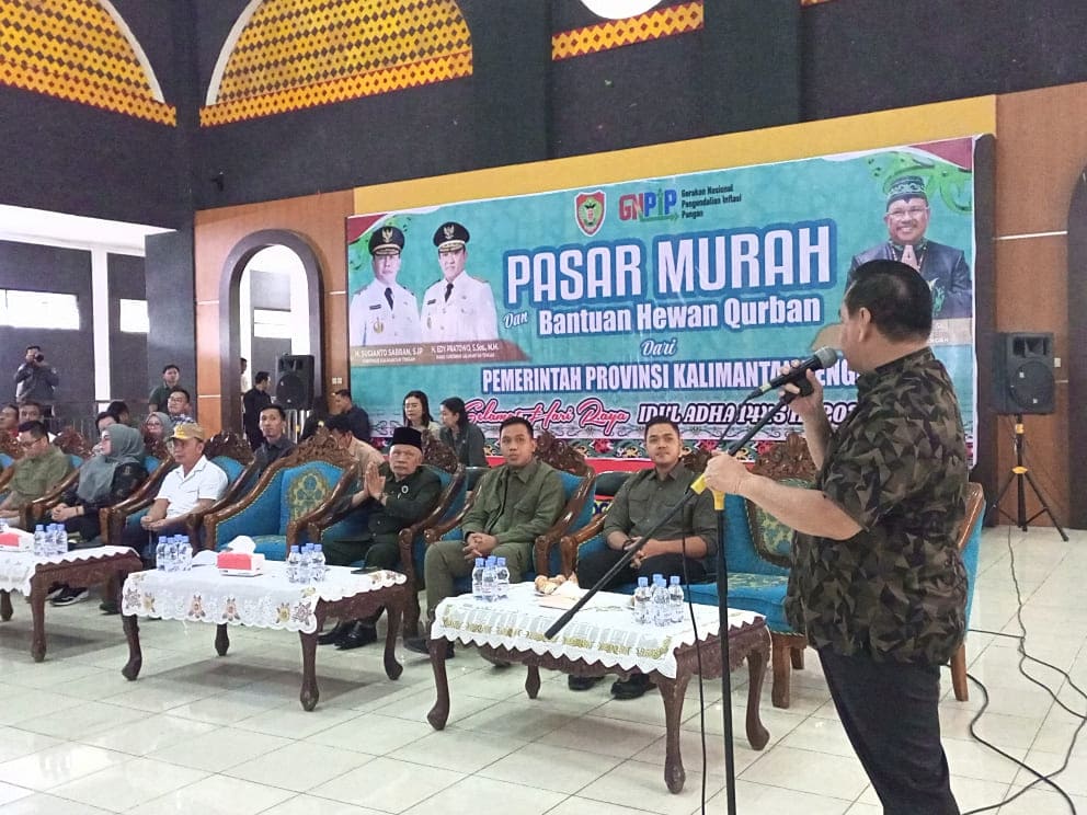 Plt. Kadisdik Kalteng Dampingi Gubernur Kalteng Buka Pasar Murah dan Salurkan Hewan Kurban di Kotawaringin Timur
