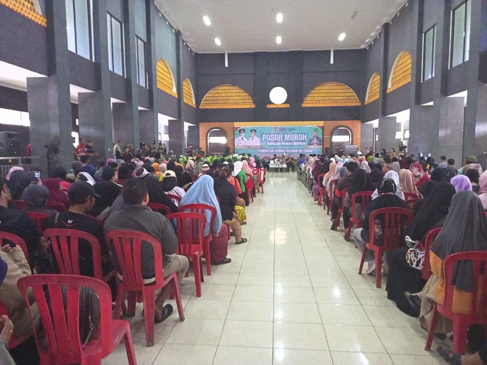 Plt. Kadisdik Kalteng Dampingi Gubernur Kalteng Buka Pasar Murah dan Salurkan Hewan Kurban di Kotawaringin Timur
