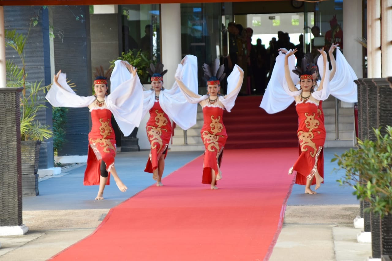 Tarian Kahanjak Atei Sambut Kedatangan Ibu Mufidah Jusuf Kalla