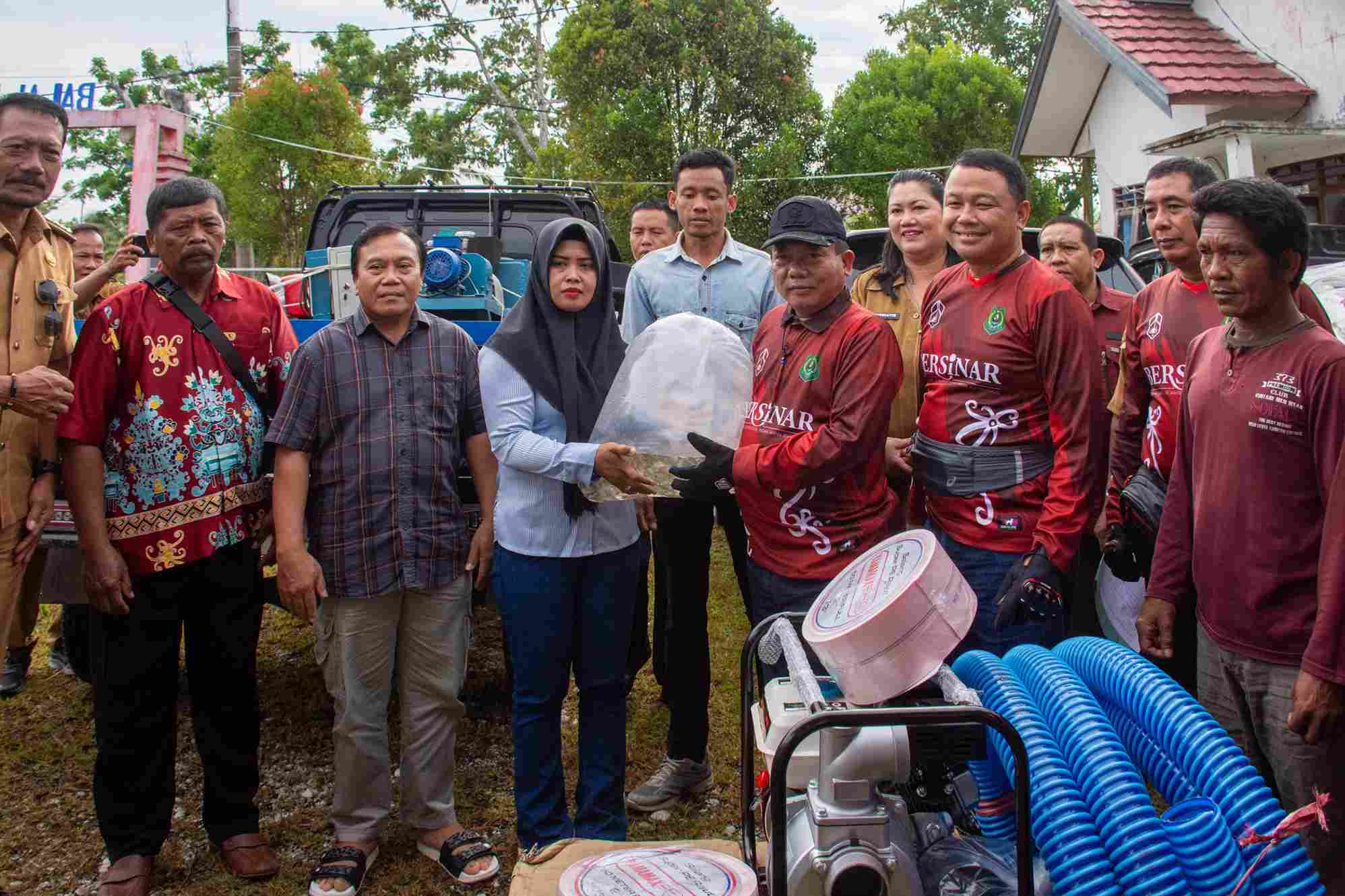 Bupati Kapuas Serahkan Mesin Pakan dan Bibit Ikan kepada 3 Pokdatan di Kecamatan Tamban Catur
