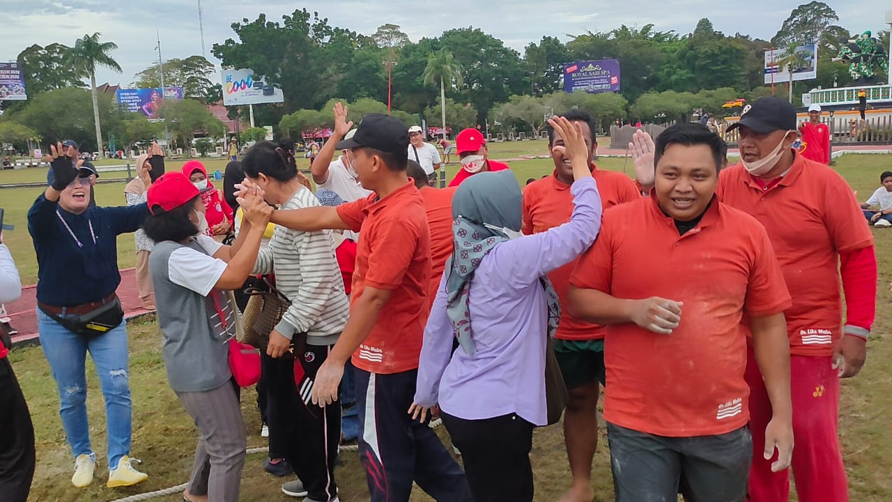Disbun Prov. Kalteng Juara I Lomba Tarik Tambang