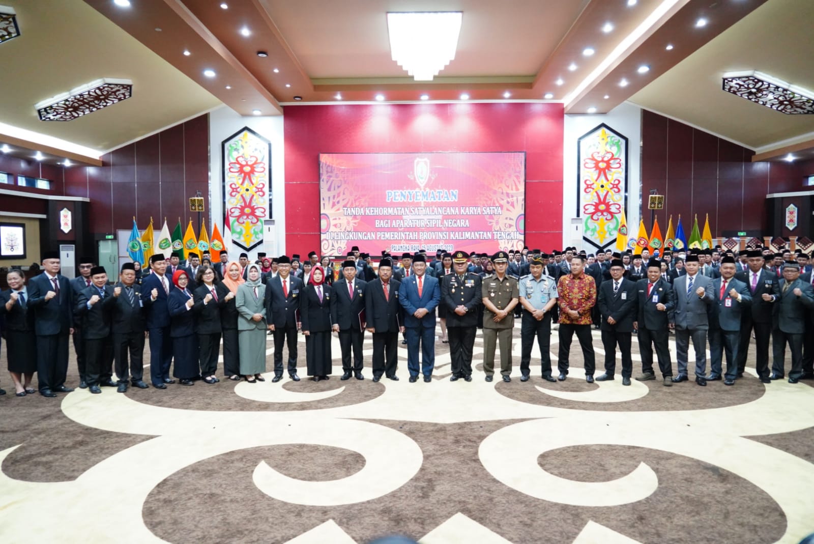 Wagub Edy Pratowo Sematkan Tanda Kehormatan Satyalancana Karya Satya PNS Lingkup Pemprov. Kalteng