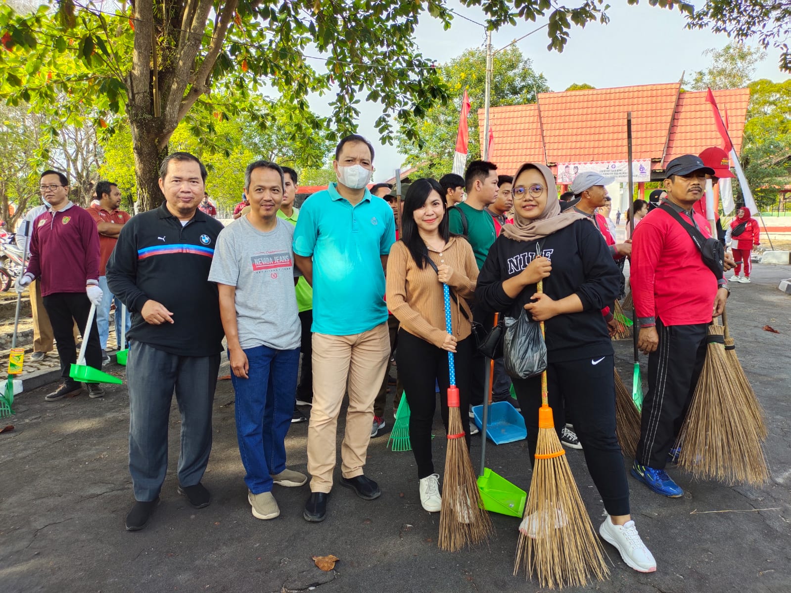 Biro Organisasi Ikuti Bakti Sosial Bersihkan Taman Makam Pahlawan