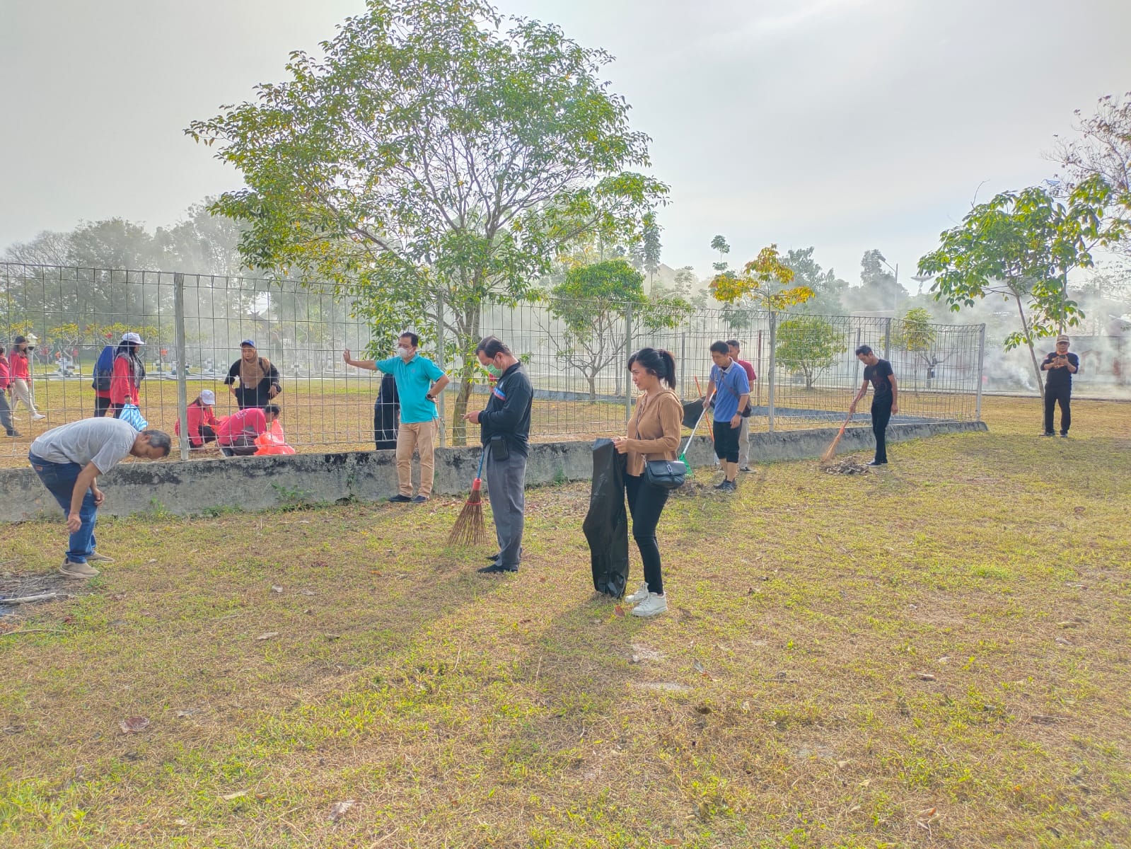 Biro Organisasi Ikuti Bakti Sosial Bersihkan Taman Makam Pahlawan