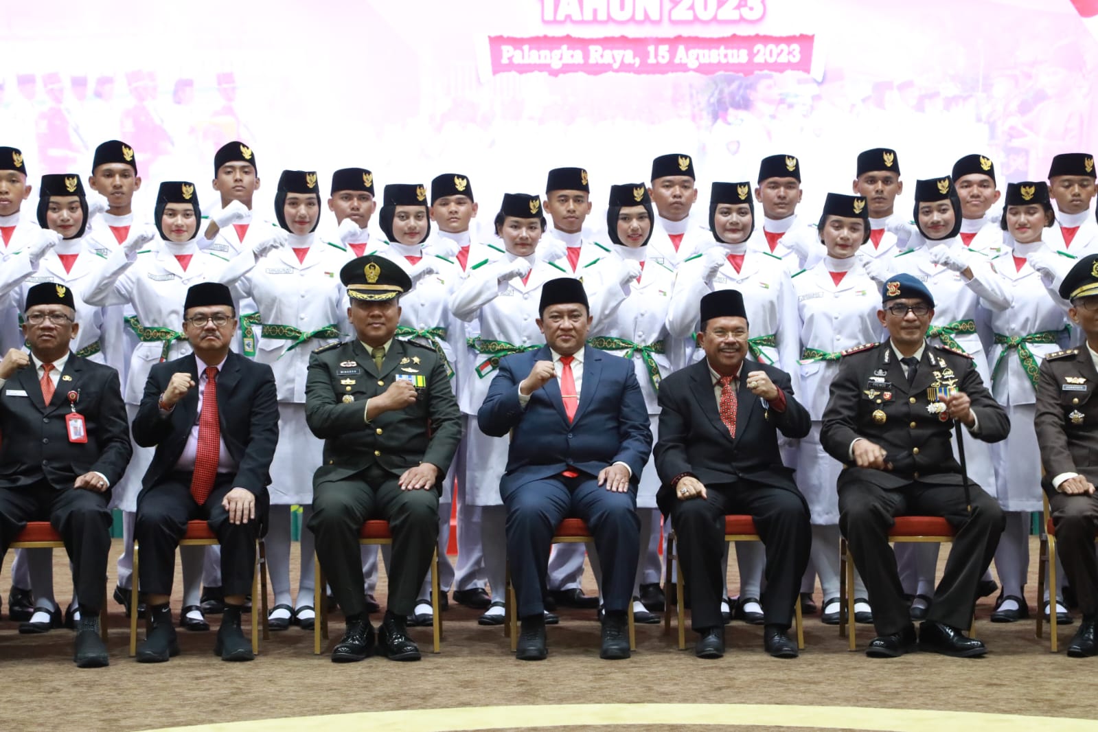 Wagub Edy Pratowo Kukuhkan 54 Pasukan Paskibraka Prov. Kalteng Tahun 2023 