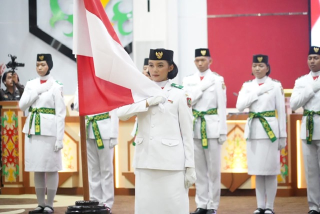 Wagub Edy Pratowo Kukuhkan sekaligus Berikan Motivasi Kepada 54 Anggota Paskibraka