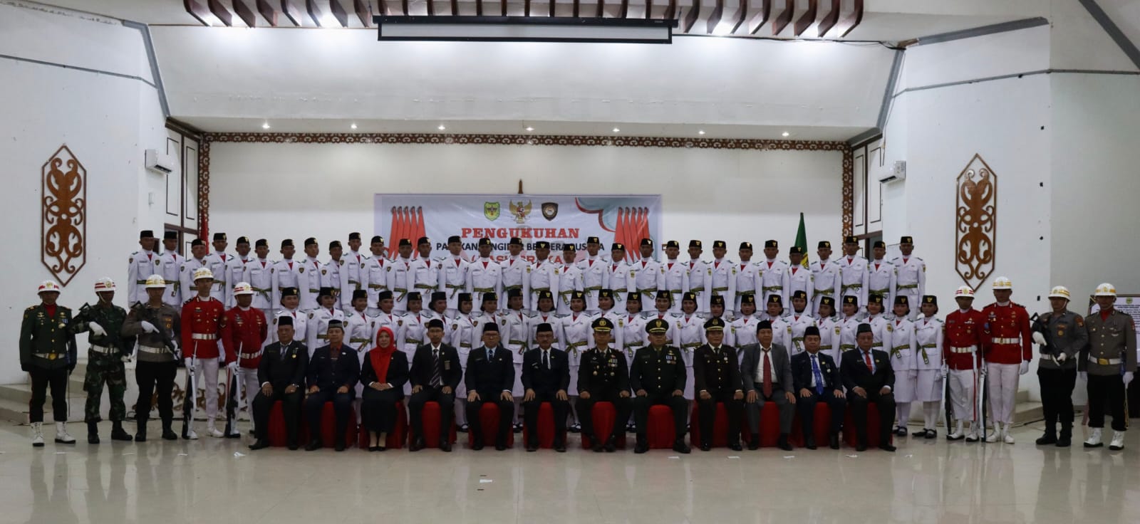 Pj. Bupati Herson B. Aden Kukuhkan Paskibraka Kab. Gumas Tahun 2024