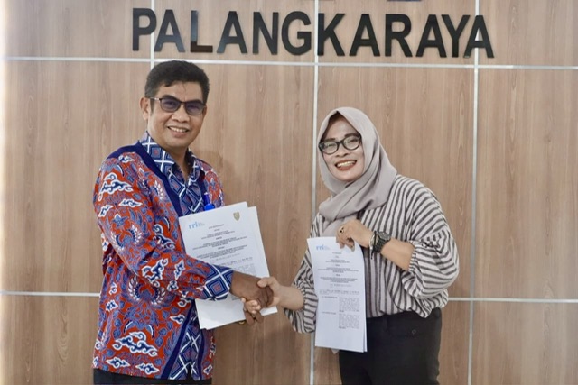 Sejumlah Kepala Perangkat Daerah Lingkup Pemerintah Provinsi dan Kota bersama Kepala LPP RRI Palangka Raya Tandatangani MoU untuk Diseminasi Informasi Pembangunan dan Promosi Potensi Daerah