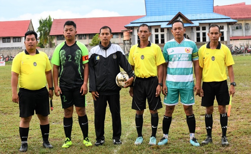 Tendangan Bola Pertama Wabup Khristianto, Menandai Pertandingan Resmi Dimulai