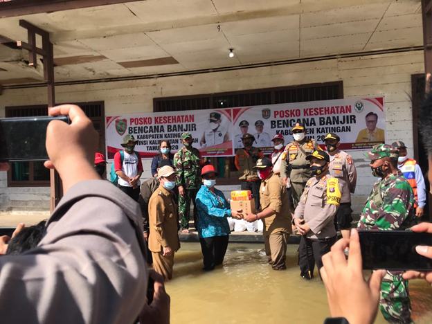 Posko Kesehatan Prov. Kalteng dan Penyerahan Bantuan Pemberian Makan Tambahan Untuk Ibu Hamil dan Balita Terdampak Banjir 