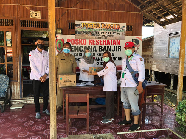 Posko Kesehatan Prov. Kalteng dan Penyerahan Bantuan Pemberian Makan Tambahan Untuk Ibu Hamil dan Balita Terdampak Banjir 